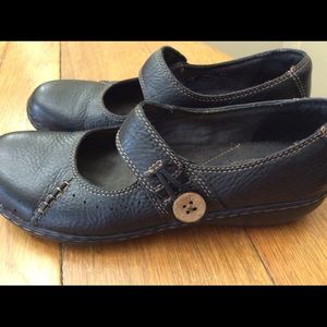 Clark’s leather flats in like new condition